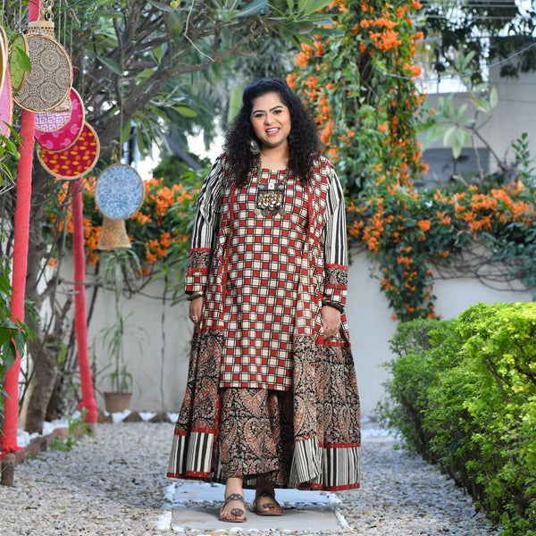 Hues Of Cinnamon Kalamkaari Printed Cape Set