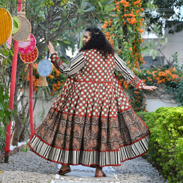Hues Of Cinnamon Kalamkaari Printed Cape Set